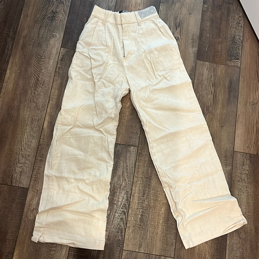 BRAND NEW with tags Hollister Ultra High Rise Livvy Wide Leg